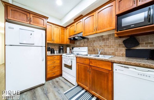 Jasper Place House | Chic Modern Vibes - Sleeps 6 - Netfix - Wifi - Long Stays