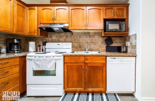 Jasper Place House | Chic Modern Vibes - Sleeps 6 - Netfix - Wifi - Long Stays