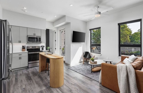Edgehill Apartment | Chic Music Row Condo - Pool, Rooftop Deck with City View, Gym, Office + More!
