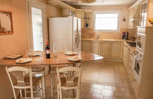 Narbonne House | Chic Narbonne Pool Retreat