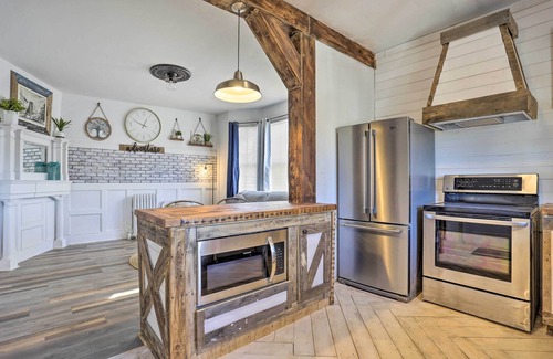 Forest Hill Apartment | Chic Newark Escape w/Balcony < 14 Mi to NYC!