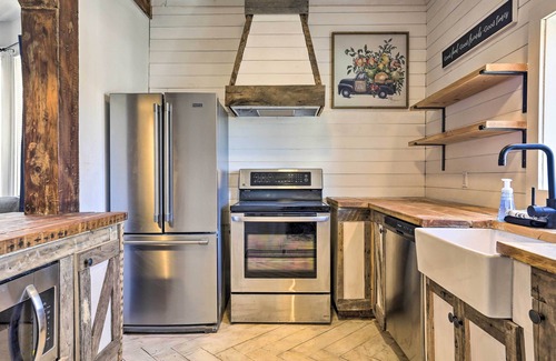 Forest Hill Apartment | Chic Newark Escape w/Balcony < 14 Mi to NYC!