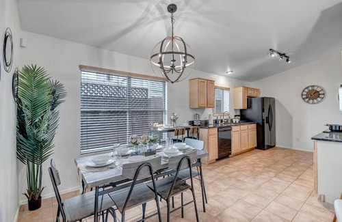 Desert Ridge House | Chic Poolside Oasis - Karaoke - BBQ - Games