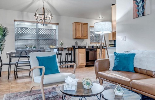 Desert Ridge House | Chic Poolside Oasis - Karaoke - BBQ - Games