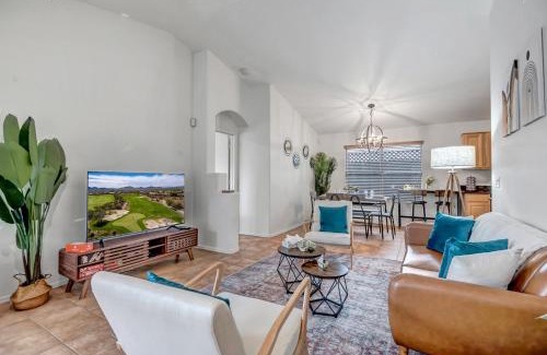 Desert Ridge House | Chic Poolside Oasis - Karaoke - BBQ - Games