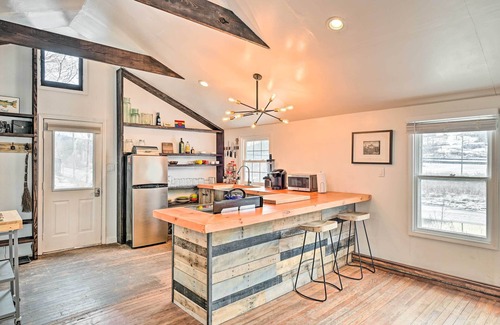 Prattsville Apartment | Chic Prattsville Studio w/Private Hot Tub!