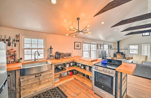 Prattsville Apartment | Chic Prattsville Studio w/Private Hot Tub!
