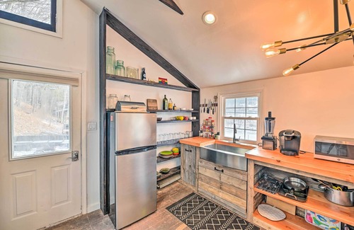 Prattsville Apartment | Chic Prattsville Studio w/Private Hot Tub!