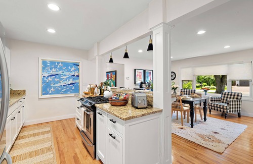 Plymouth House | "Chic Retreat" w/Home Office & Gym by Roxy Rentals