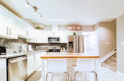 Southwest Edmonton House | Chic Retreat w/Hot Tub - King Bed - Fireplace - WEM