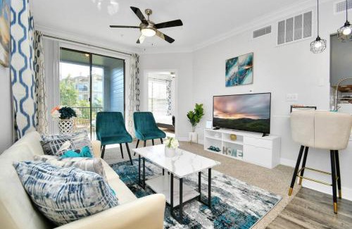 South Central Houston Apartment | Chic Retreat-WALK to NRG-POOL