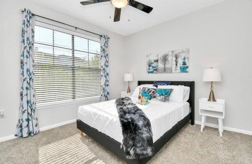 South Central Houston Apartment | Chic Retreat-WALK to NRG-POOL