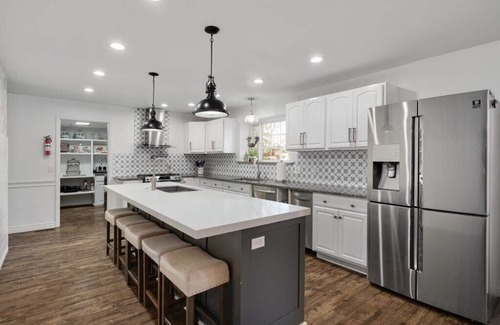Orem House | Chic Retreat: Your Dream Getaway Awaits - Pets Too