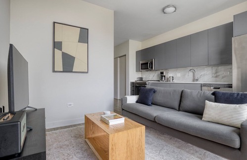 River West Apartment | Chic River West Jr 1BR w/Grills & Gym, nr Entertainment, by Blueground