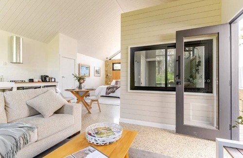 Woodside Apartment | Chic studio in lovely Woodside Adelaide Hills with AC, WiFi, Fireplace and Bath
