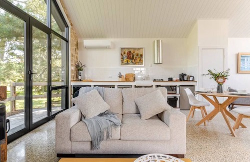 Woodside Apartment | Chic studio in lovely Woodside Adelaide Hills with AC, WiFi, Fireplace and Bath