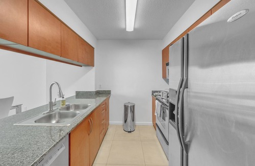Brickell Condo | Chic Stunning Baviews 1-bedroom condo King-size in vibrant Brickell Miami