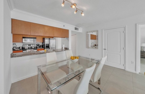 Brickell Condo | Chic Stunning Baviews 1-bedroom condo King-size in vibrant Brickell Miami