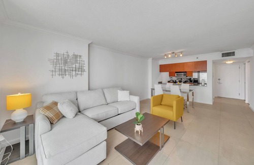 Brickell Condo | Chic Stunning Baviews 1-bedroom condo King-size in vibrant Brickell Miami