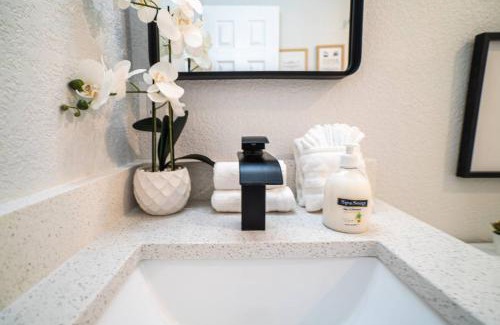 Carver City - Lincoln Gardens House | Chic & Stylish Central Location