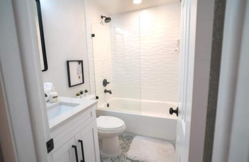 Carver City - Lincoln Gardens House | Chic & Stylish Central Location