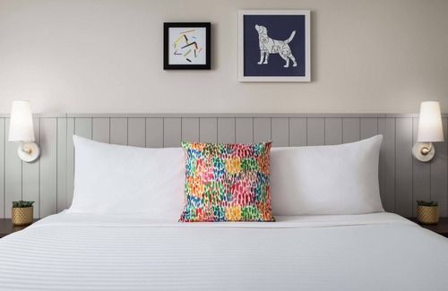 Thornhill Hotel | Chic Suite Ideal for Long Stays with Full Kitchen & Swimming Pool