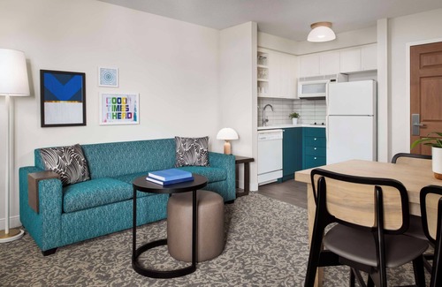 Thornhill Hotel | Chic Suite Ideal for Long Stays with Full Kitchen & Swimming Pool