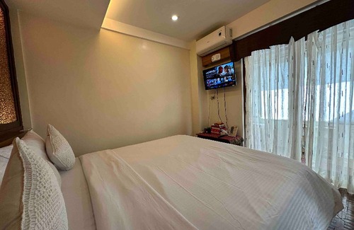 Tagaytay Cabin | Chic Suite with Mountain View + Zen Room Access