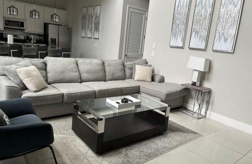 Coffeyville House | Chic Two Story Orlando Condo Near Disney