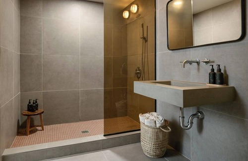 East Bank House | Chic Urban Retreat: Premium 1 Bedroom Suite in the Heart of Music City