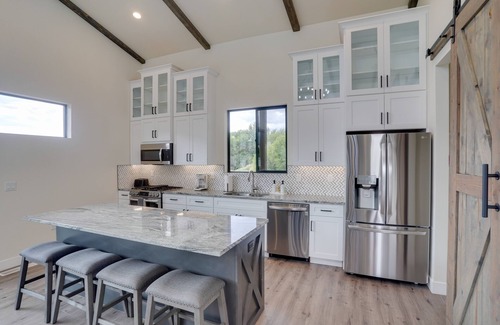 Annabella Cabin | Chic Utah Getaway w/Fireplace, Sauna & 2 Decks!