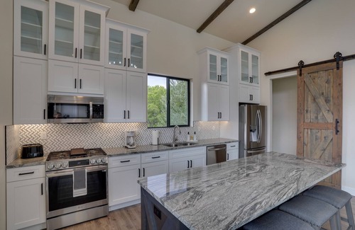 Annabella Cabin | Chic Utah Getaway w/Fireplace, Sauna & 2 Decks!