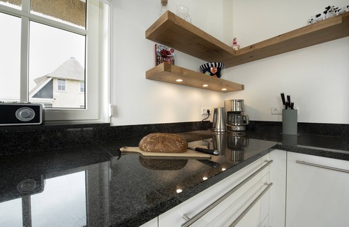 Delfstrahuizen Villa | Chic Villa with a fireplace at Tjeukemeer