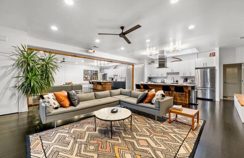 North Park House | Chicago Riverhouse with private fenced in oasis