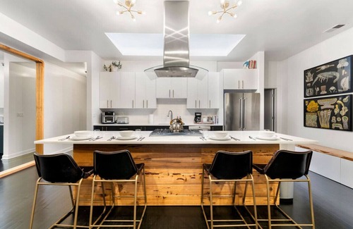 North Park House | Chicago Riverhouse with private fenced in oasis