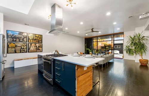 North Park House | Chicago Riverhouse with private fenced in oasis