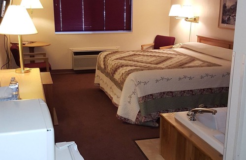 Gaastra Hotel | Chicaugon Lake Inn