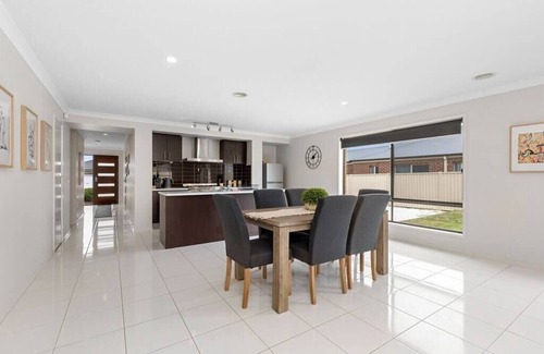 Delacombe House | Chifley Place - Large Open Plan Living