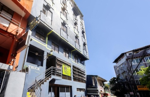 Downtown House | Chill Bed in Mixed Dorm at Junction Hostel- Manila