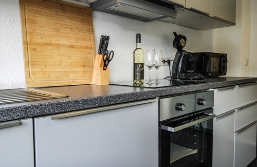 Kaimt Apartment | Chill Out Area mit Großer Terrasse, Hängematte und 75 Zoll Smart TV