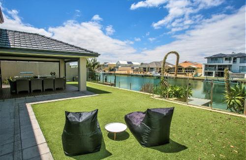 Dudley Park House | CHILLAX HOUSE - Luxury, Canals, Jetty, Family Friendly - Sleeps 14 in Style!