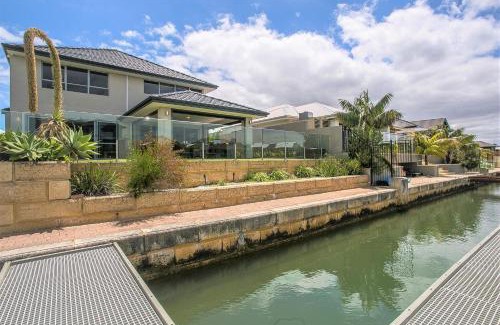 Dudley Park House | CHILLAX HOUSE - Luxury, Canals, Jetty, Family Friendly - Sleeps 14 in Style!
