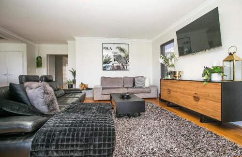 Dudley Park House | CHILLAX HOUSE - Luxury, Canals, Jetty, Family Friendly - Sleeps 14 in Style!