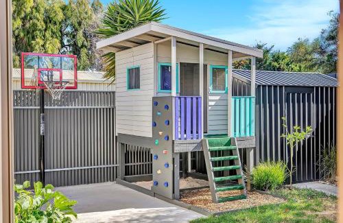 Birkenhead House | 'Chimney Cottage' Family Gem where Beach meets Port