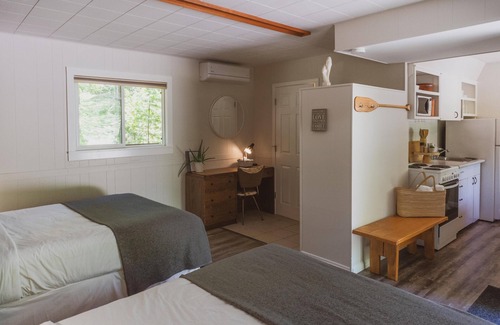 Christina Lake House | Christina Lake Rustic & Roomy, Sleeps 4, Private Terrace -Beaches, Golf, Fishing