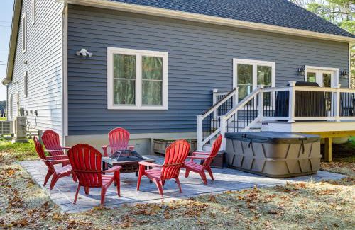 Snow Hill House | Christys Cottage with Hot Tub - 2 Mi to Beach!