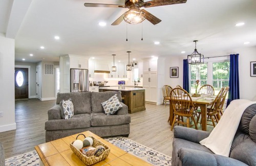 Snow Hill House | Christys Cottage with Hot Tub - 2 Mi to Beach!