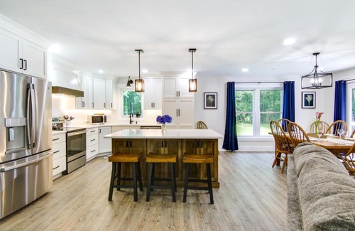 Snow Hill House | Christys Cottage with Hot Tub - 2 Mi to Beach!