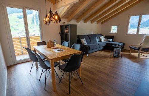 Adelboden Apartment | Chuenislodge2- zwei Balkone, gemütlicher Kamin, top Aussicht