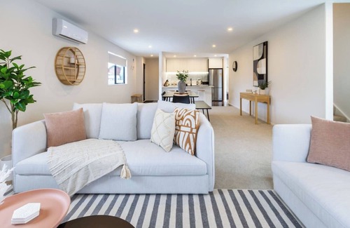 Upper Riccarton House | Church Corner, Parking and Large Living Area